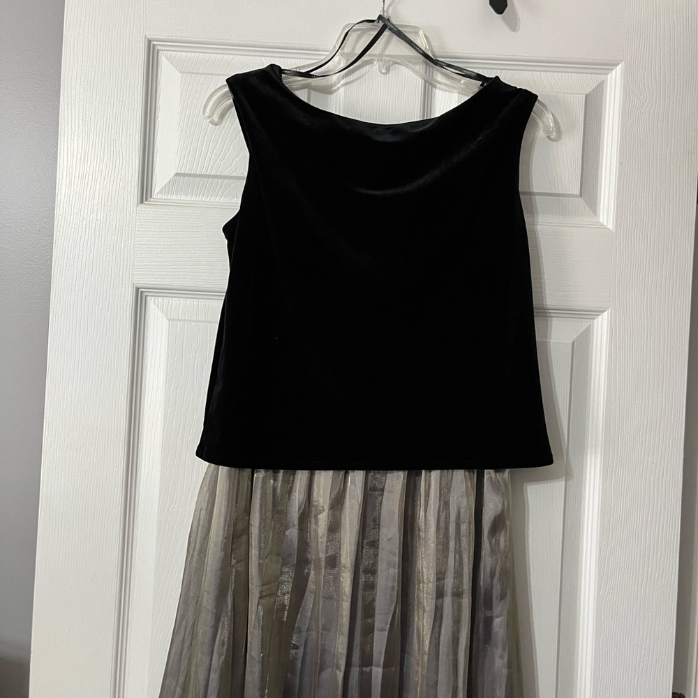 Elegant Black and Gray Sleeveless Dress